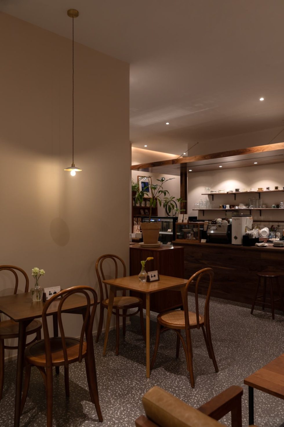 原木風(fēng)咖啡店質(zhì)感原木家具裝修設(shè)計