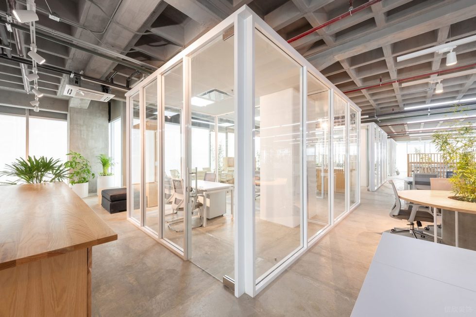 原木工業(yè)風辦公室裝修設計白色邊框玻璃隔斷