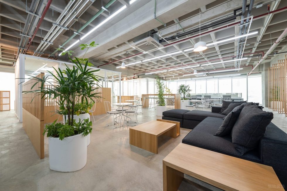 原木工業(yè)風(fēng)辦公室裝修設(shè)計(jì)黑色布藝沙發(fā)