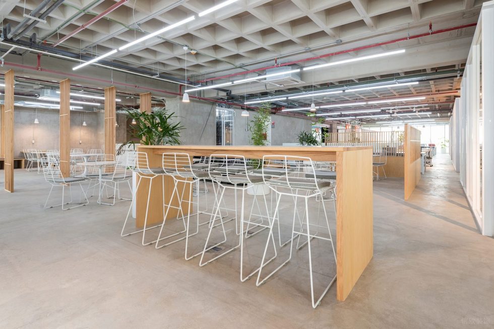 原木工業(yè)風辦公室裝修設計原木色吧臺洽談區(qū)