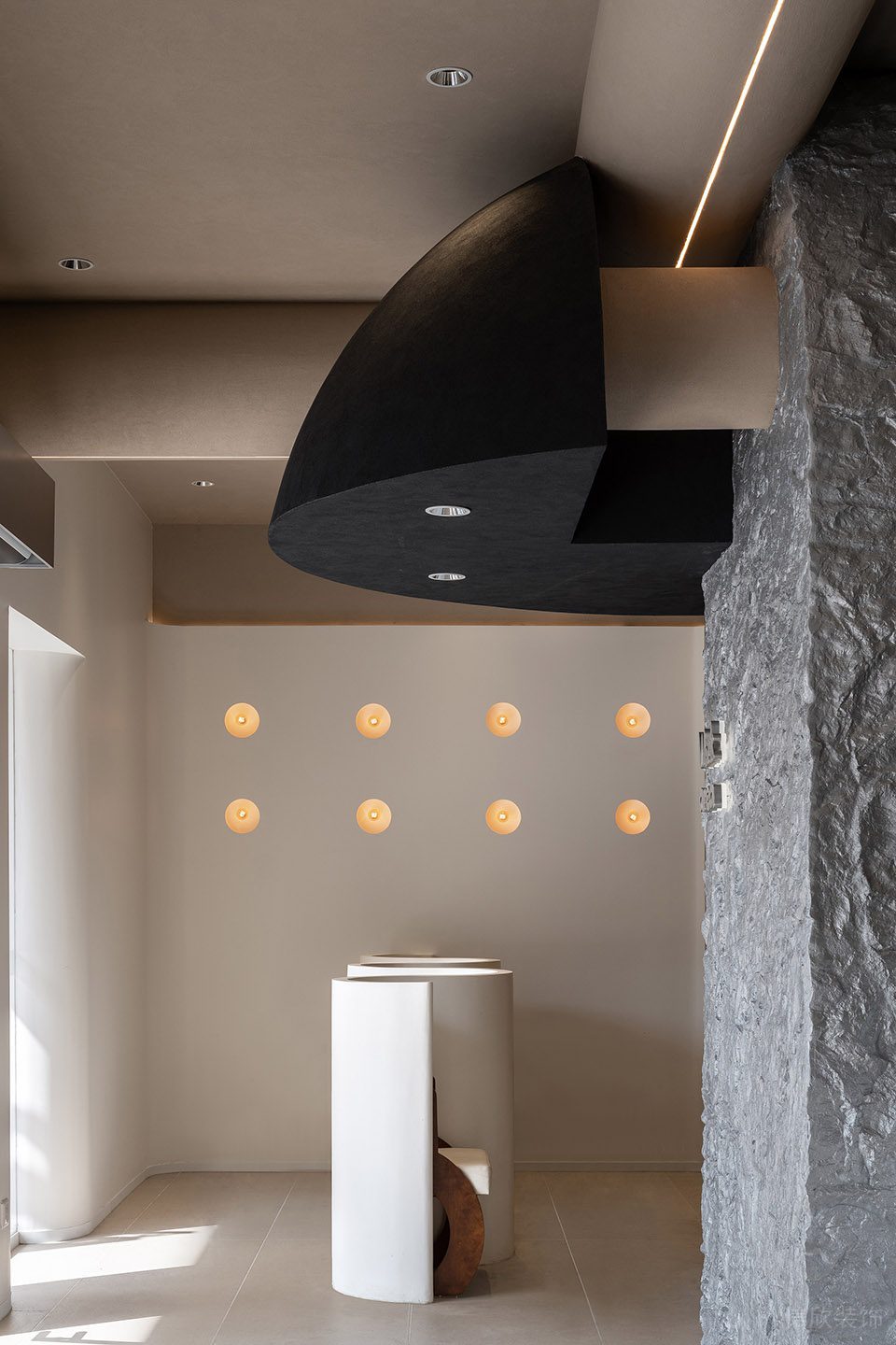 原木工業(yè)簡(jiǎn)約風(fēng)飲品店黑色半球體吊頂裝修設(shè)計(jì)