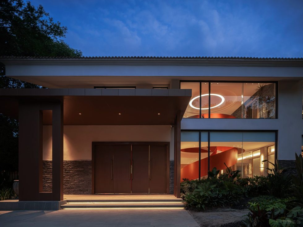 原木極簡(jiǎn)風(fēng)餐廳深咖色極簡(jiǎn)木門(mén)裝修圖