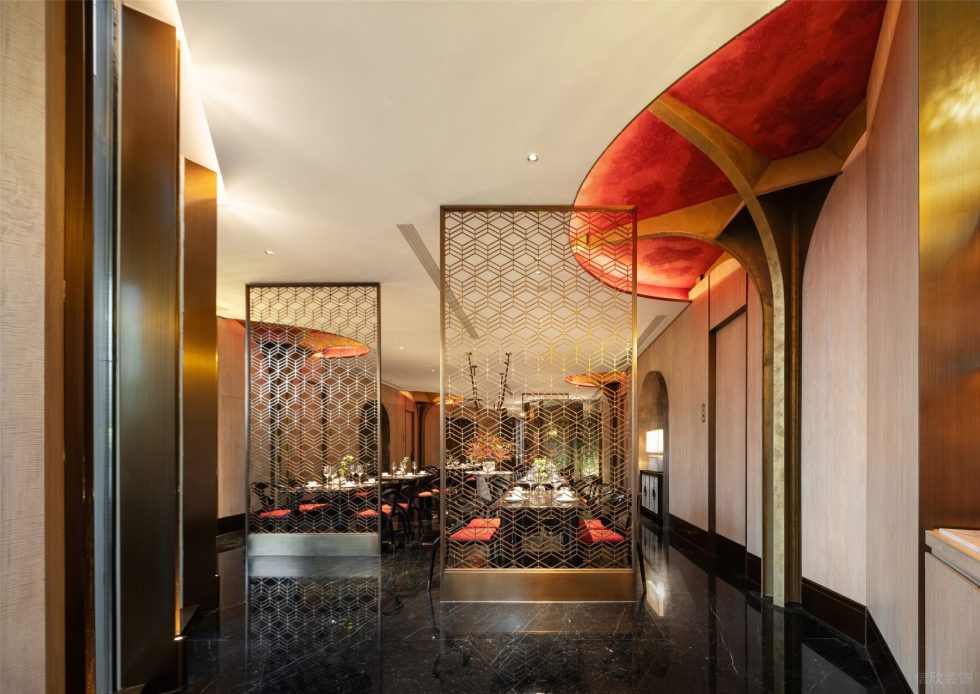 雅致高端中餐廳鏤空金色隔斷設(shè)計(jì)效果圖