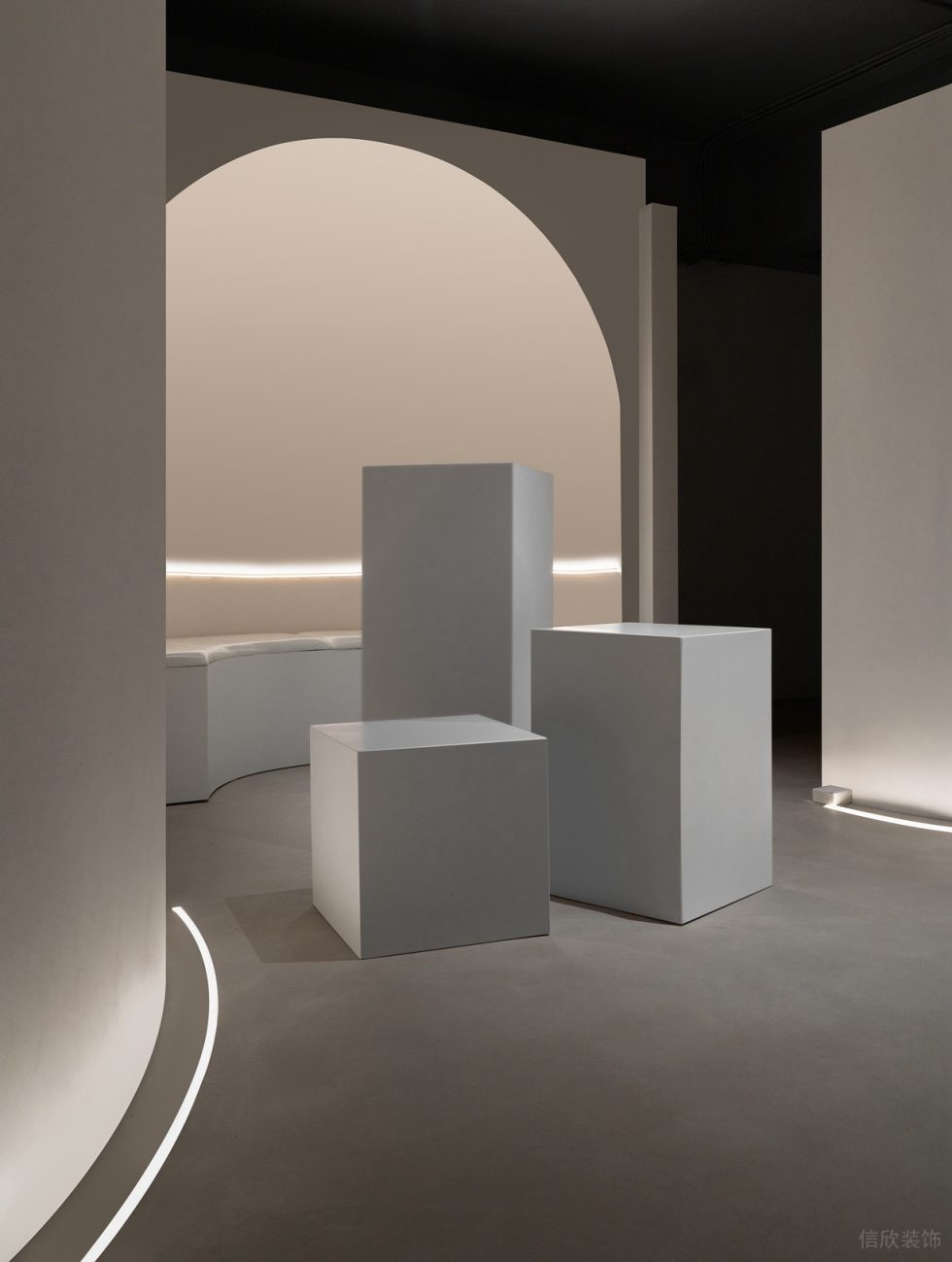 白色極簡藝術(shù)雕塑品展廳裝修案例 白色軟包坐墊休息區(qū)