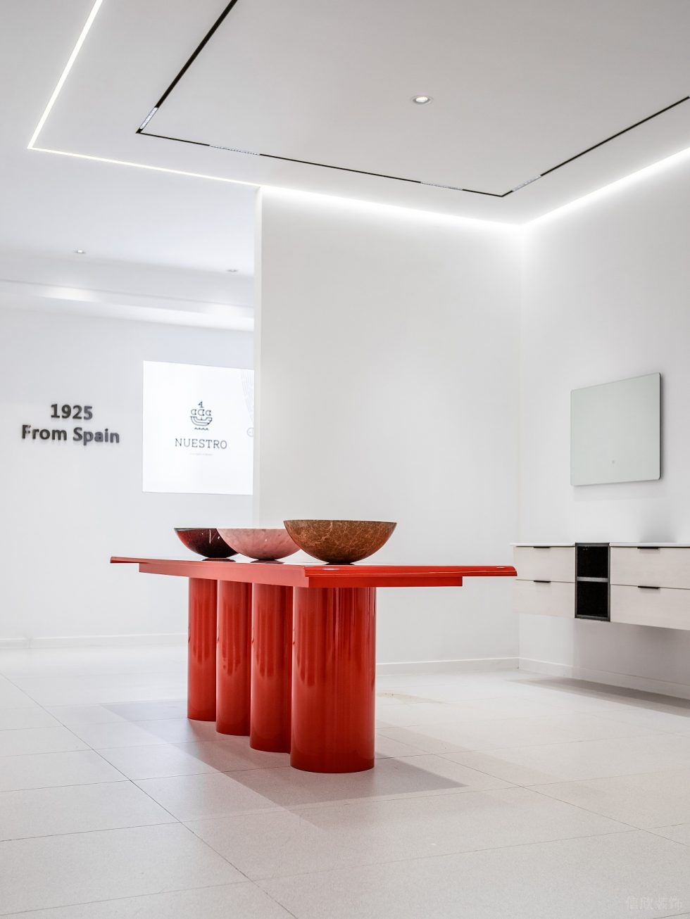 白色主調(diào)衛(wèi)浴展廳裝修方案 大理石紋路洗手盆紅色臺面