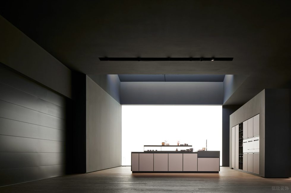 沉靜深色調(diào)櫥柜展廳裝修設(shè)計方案 白色櫥柜led背景墻