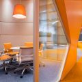 多彩現(xiàn)代風(fēng)辦公室裝修設(shè)計(jì)亮橙色洽談室效果圖