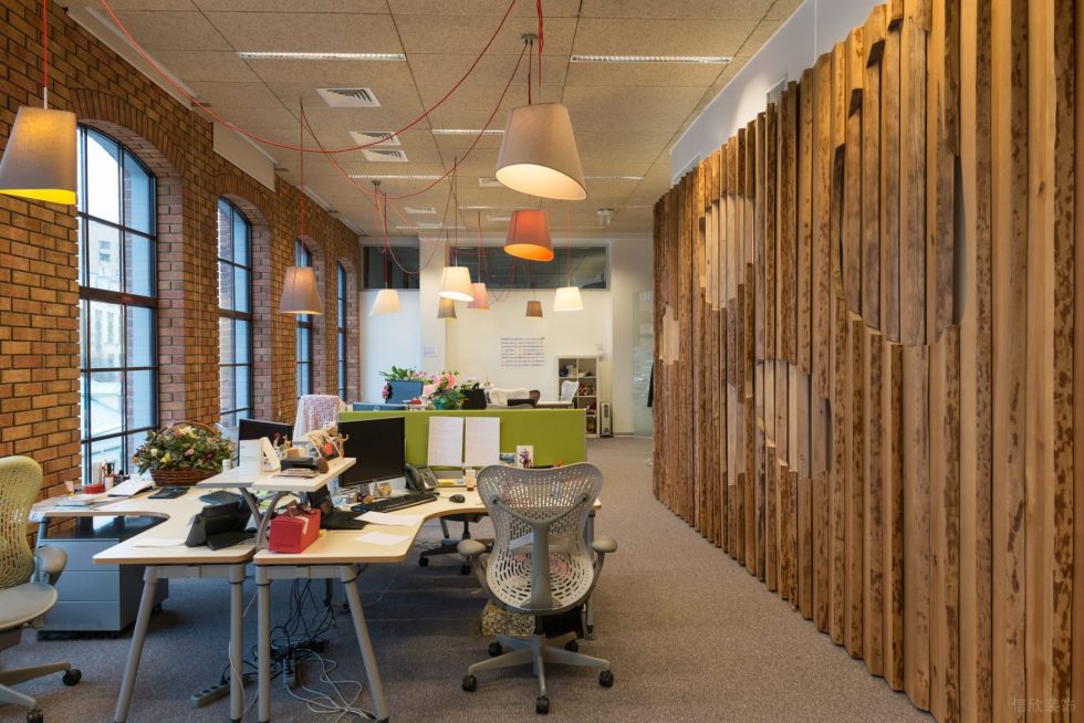 多彩現(xiàn)代風(fēng)辦公室裝修設(shè)計(jì)暖色辦公區(qū)