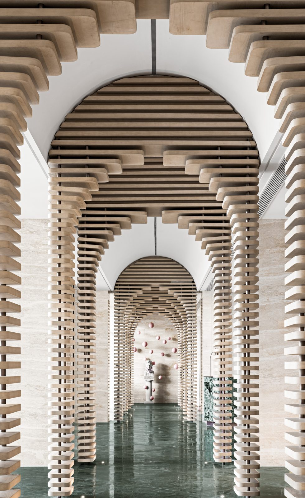 多功能復(fù)合空間展廳裝修設(shè)計(jì) 木板拼接拱門走廊