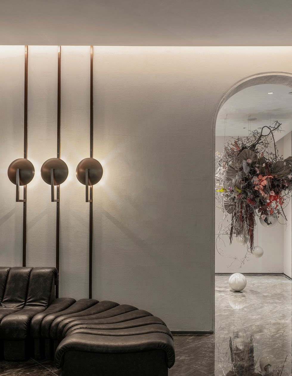 多功能復合空間展廳裝修設計 深色條狀拼接皮藝沙發(fā)