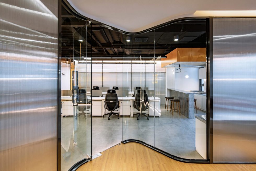 動感現(xiàn)代風(fēng)辦公室裝修設(shè)計黑色不銹鋼弧形玻璃