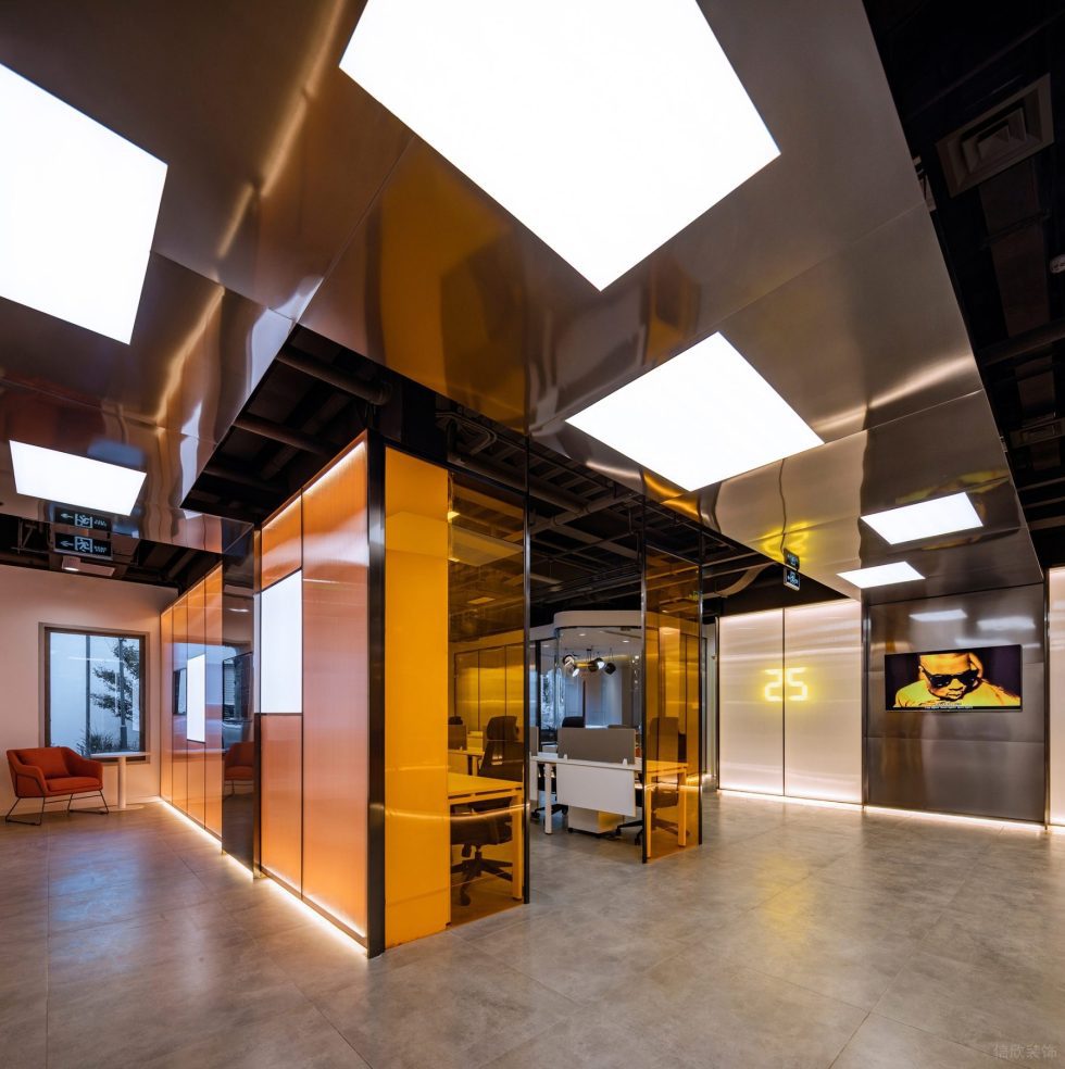 動感現(xiàn)代風(fēng)辦公室裝修設(shè)計銀色鏡面不銹鋼吊頂