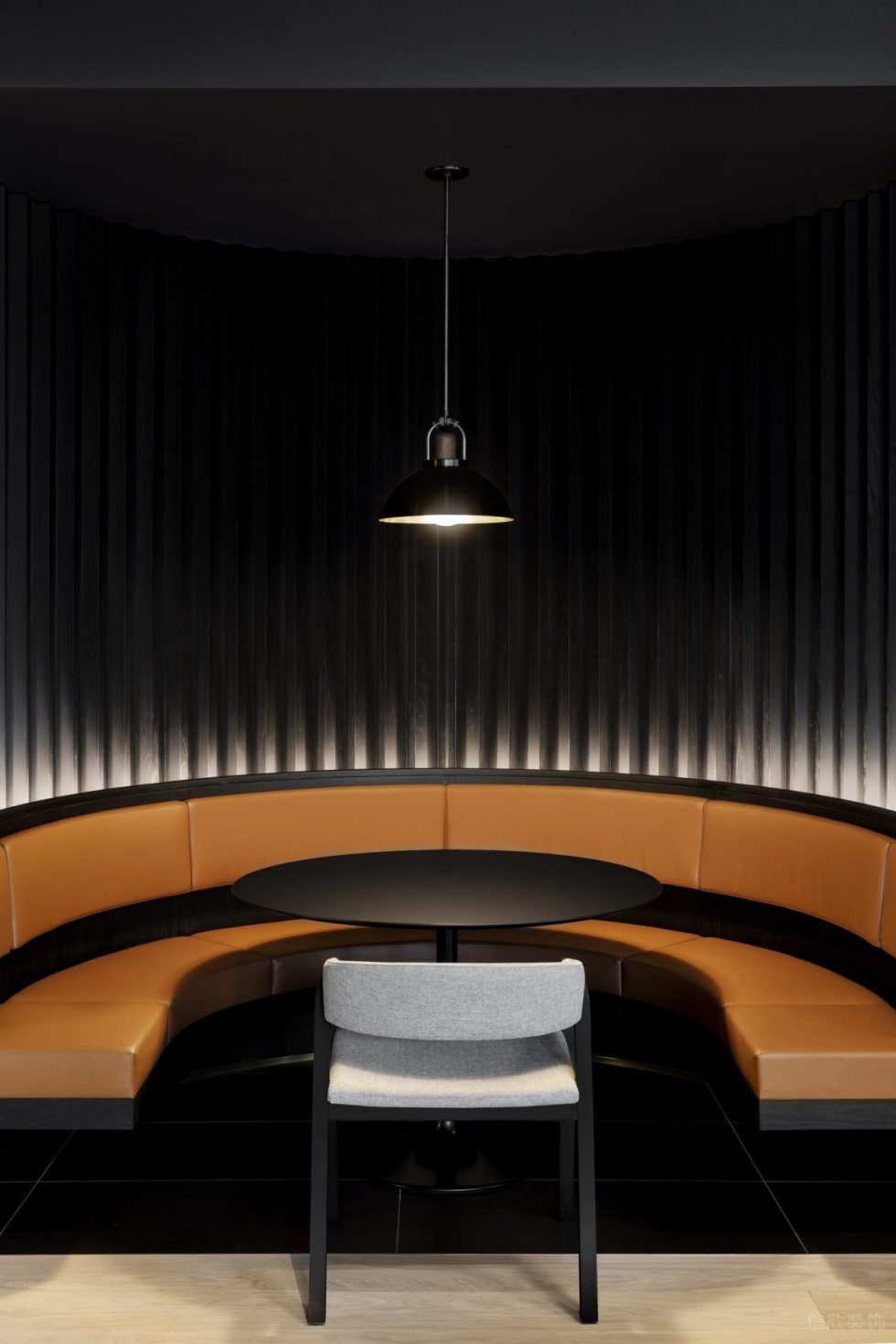 高級(jí)簡(jiǎn)約風(fēng)辦公室裝修設(shè)計(jì)橙色弧形卡座洽談區(qū)