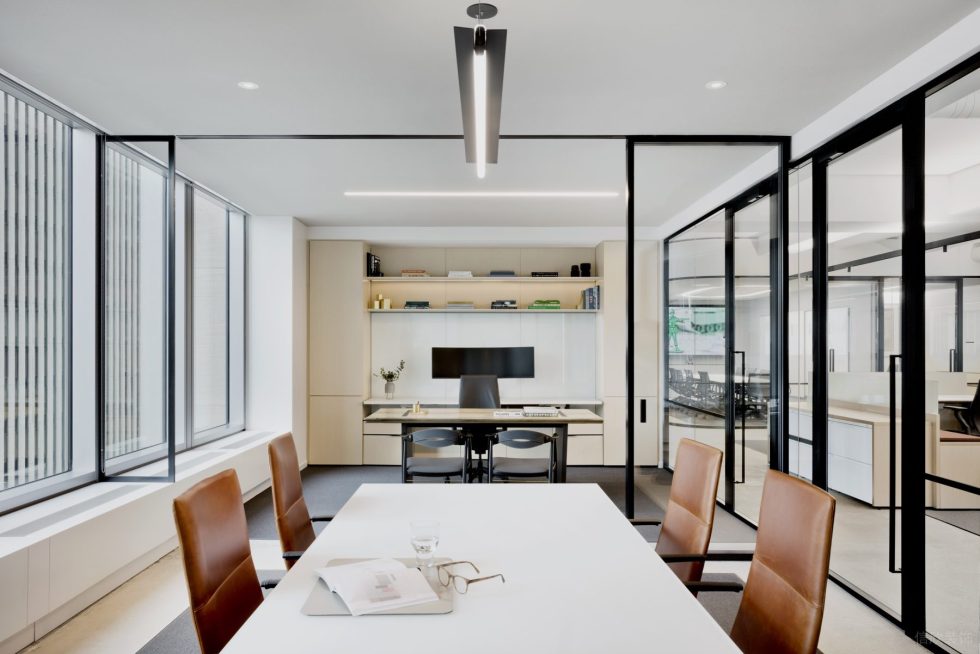 高級(jí)簡(jiǎn)約風(fēng)辦公室裝修設(shè)計(jì)雅白色經(jīng)理辦公室