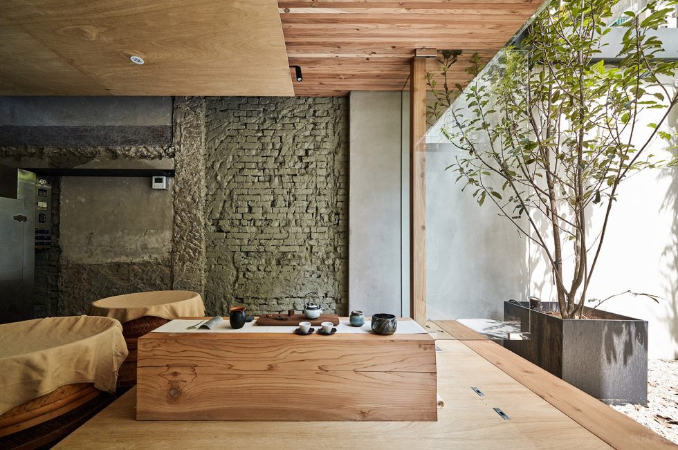 工業(yè)風茶室原木元素吊頂裝修設計圖