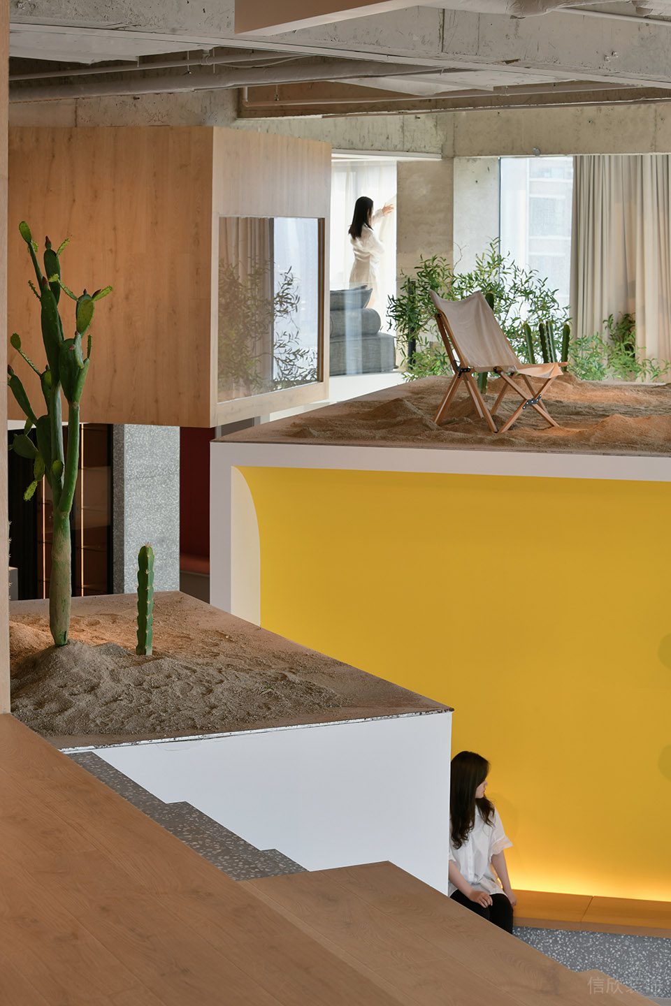 工業(yè)原木風展廳裝修案例 二層沙土景觀