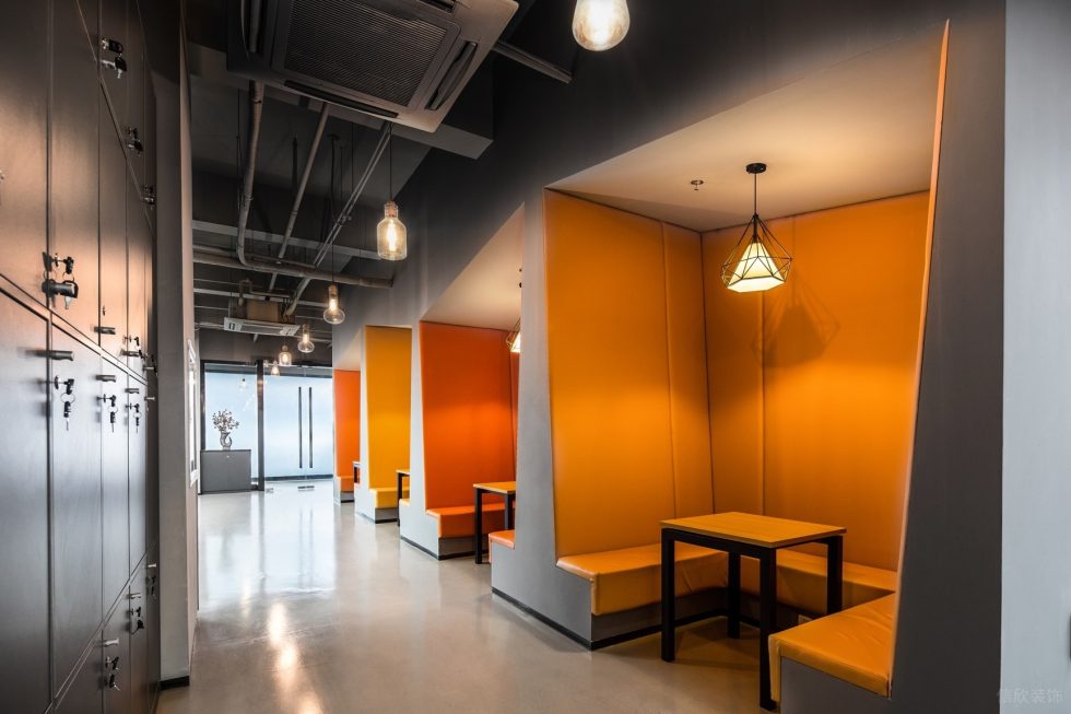 混搭時(shí)尚工業(yè)風(fēng)辦公室裝修設(shè)計(jì)橙黃色洽談卡座