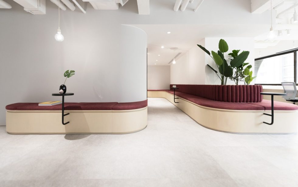 紅色簡約風辦公室裝修設計紅色弧形定制沙發(fā)