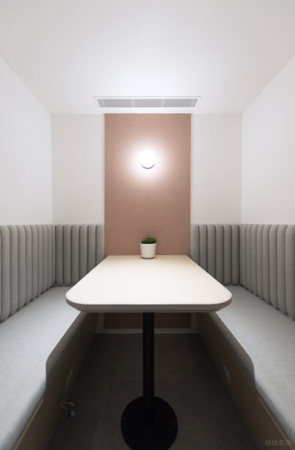 紅色簡約風辦公室裝修設計灰紅色卡座洽談區(qū)