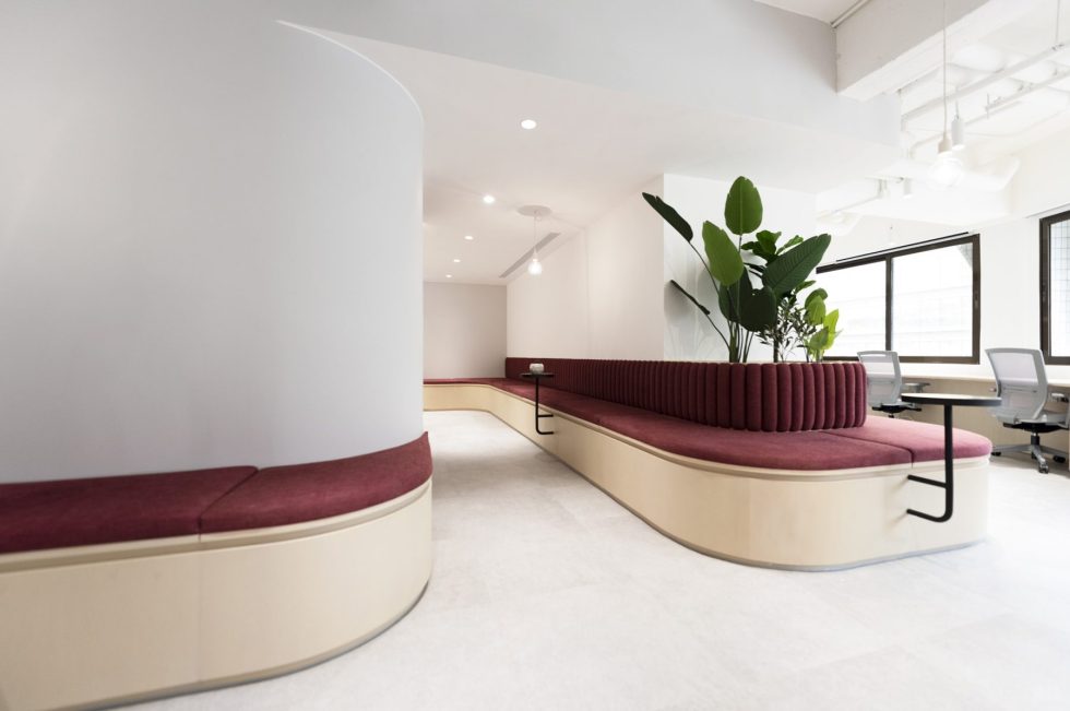 紅色簡約風辦公室裝修設計紅色弧形沙發(fā)休閑區(qū)效果圖