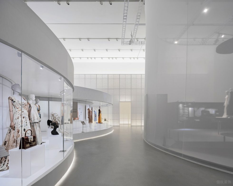 極簡(jiǎn)風(fēng)藝術(shù)高定服裝展覽館裝修案例 頂面可移動(dòng)軌道射燈