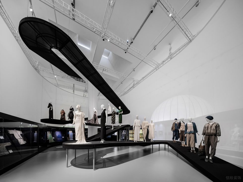 極簡(jiǎn)風(fēng)藝術(shù)高定服裝展覽館裝修案例 各類服裝模特展示