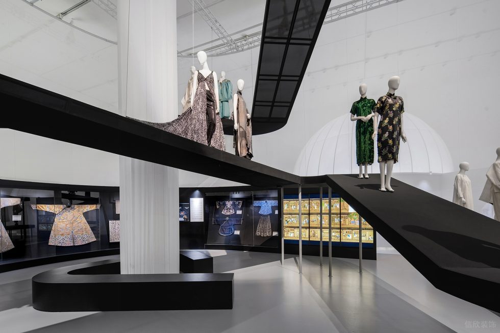 極簡(jiǎn)風(fēng)藝術(shù)高定服裝展覽館裝修案例 黑色架高服裝展示臺(tái)面