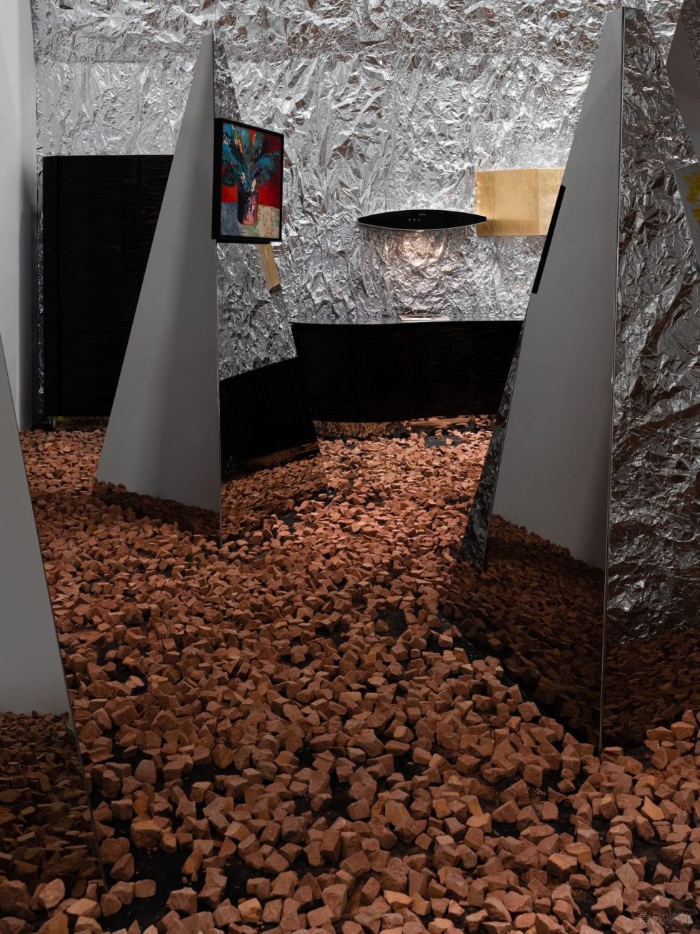 金屬感工業(yè)風畫廊裝修設計方案 地面紅色碎磚鋪墊