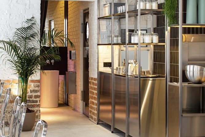 簡(jiǎn)約工業(yè)風(fēng)咖啡廳不銹鋼椅凳與置物架呼應(yīng)效果圖