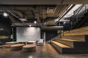 酷炫現(xiàn)代風辦公室裝修設計暗色系階梯式活動廳