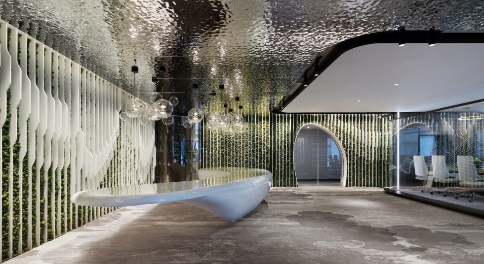 魔幻現(xiàn)代風辦公室裝修設計銀色波紋不銹鋼天花吊頂