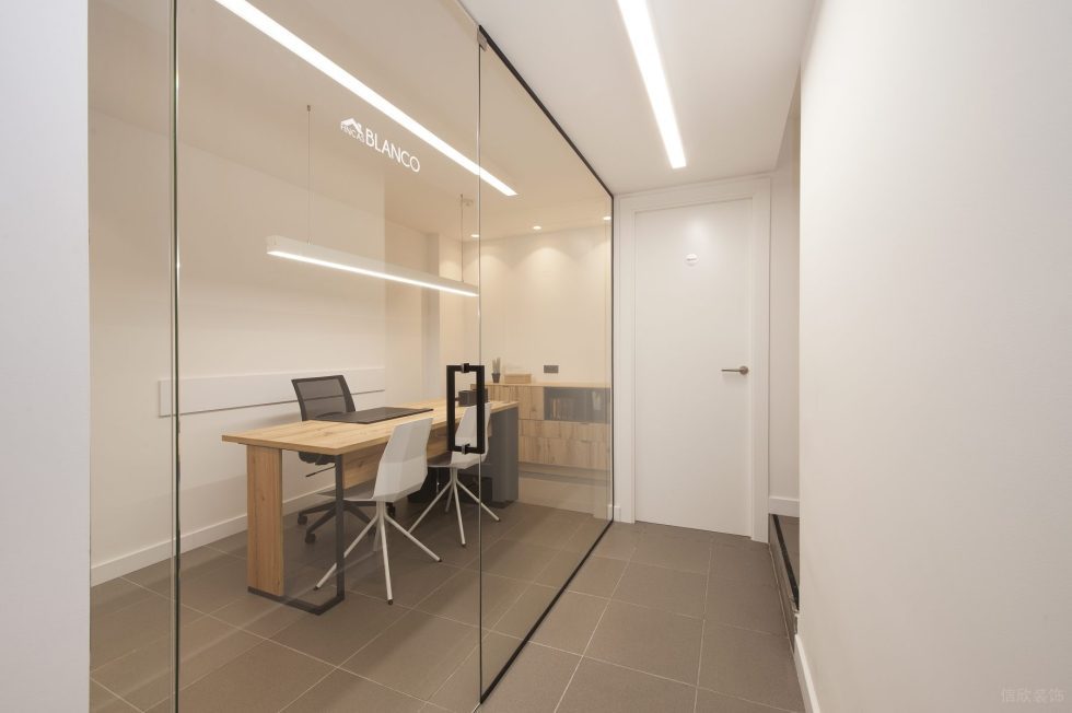 暖白色極簡風辦公室裝修設計暖白色經(jīng)理辦公室