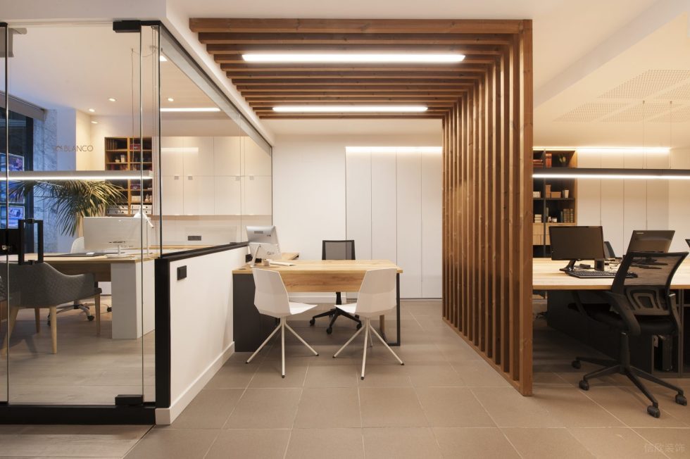 暖白色極簡風辦公室裝修設(shè)計暖白色主管辦公區(qū)