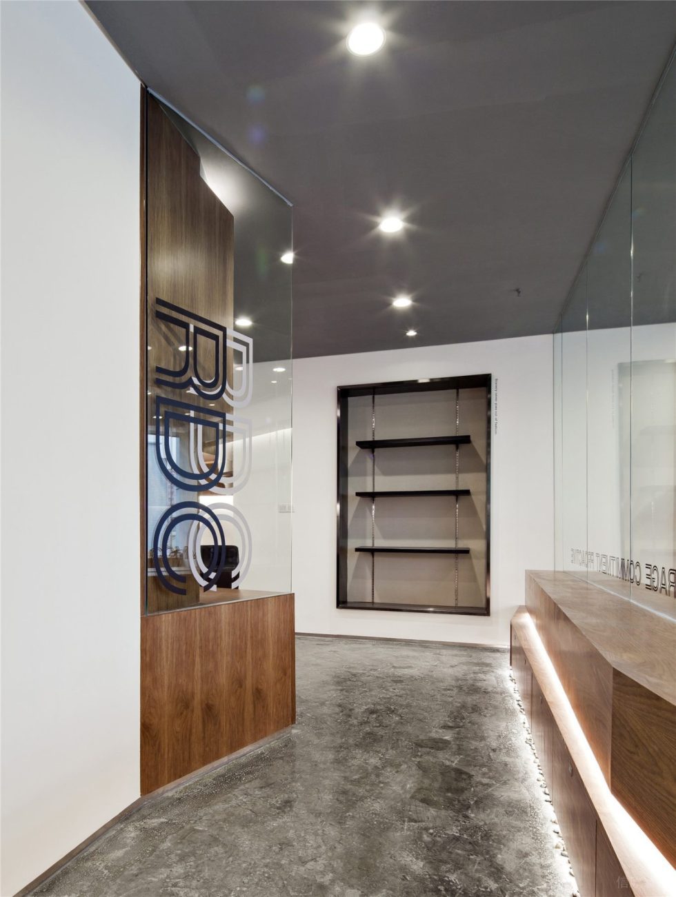 暖白色簡約風(fēng)辦公室裝修設(shè)計黑色不銹鋼金屬陳列架