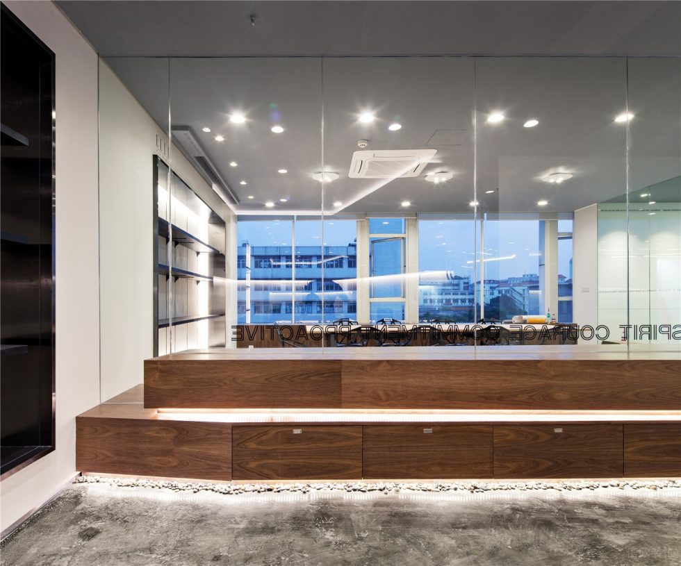 暖白色簡約風(fēng)辦公室裝修設(shè)計暖木色階梯式座椅