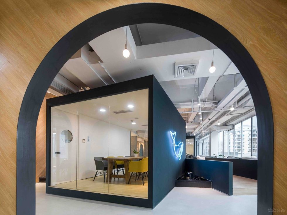 輕工業(yè)風(fēng)格辦公室裝修設(shè)計(jì)淺色盒子造型會議室