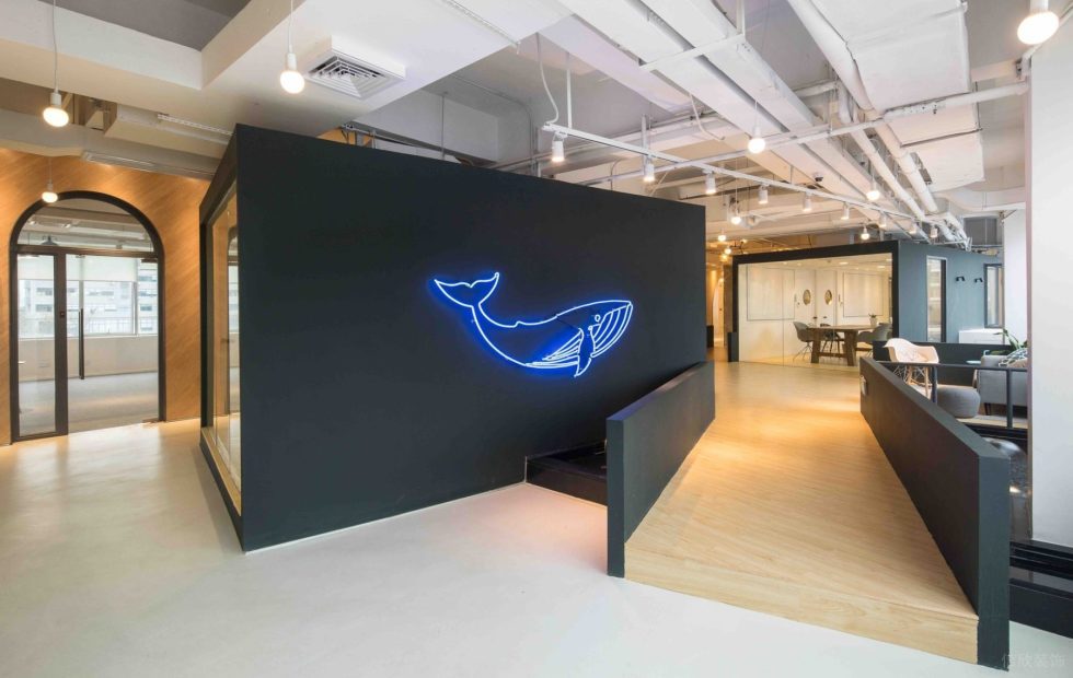 輕工業(yè)風(fēng)格辦公室裝修設(shè)計(jì)深色企業(yè)logo形象墻