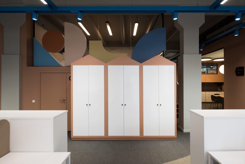 奇趣簡約風辦公室裝修設計紅白色三角形儲物柜 奇趣簡約風辦公室裝修設計紅白色三角形儲物柜