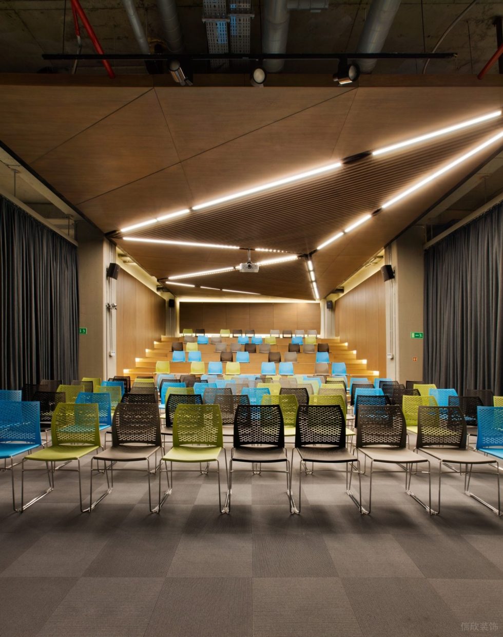 前衛(wèi)現(xiàn)代風(fēng)辦公室裝修設(shè)計木紋色階梯式培訓(xùn)室 前衛(wèi)現(xiàn)代風(fēng)辦公室裝修設(shè)計木紋色階梯式培訓(xùn)室