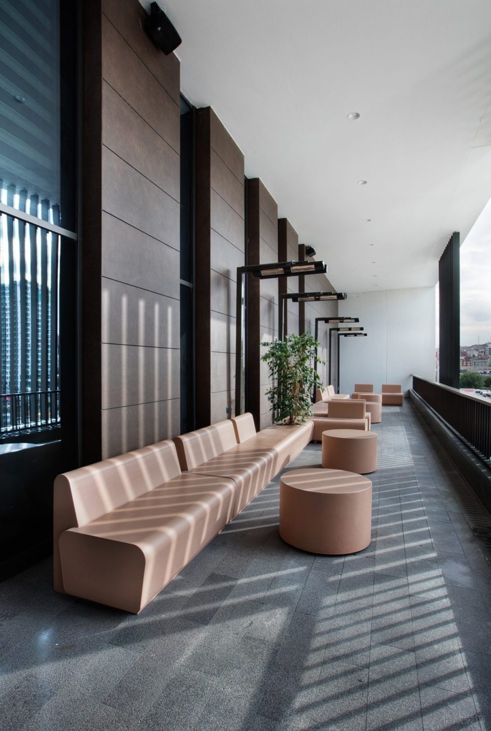 前衛(wèi)現(xiàn)代風(fēng)辦公室裝修設(shè)計深色調(diào)陽臺休息區(qū) 前衛(wèi)現(xiàn)代風(fēng)辦公室裝修設(shè)計深色調(diào)陽臺休息區(qū)