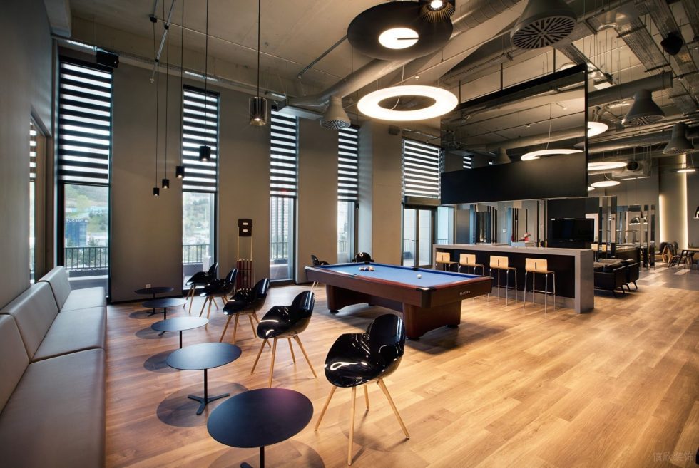 前衛(wèi)現(xiàn)代風(fēng)辦公室裝修設(shè)計深色調(diào)娛樂活動區(qū) 前衛(wèi)現(xiàn)代風(fēng)辦公室裝修設(shè)計深色調(diào)娛樂活動區(qū)