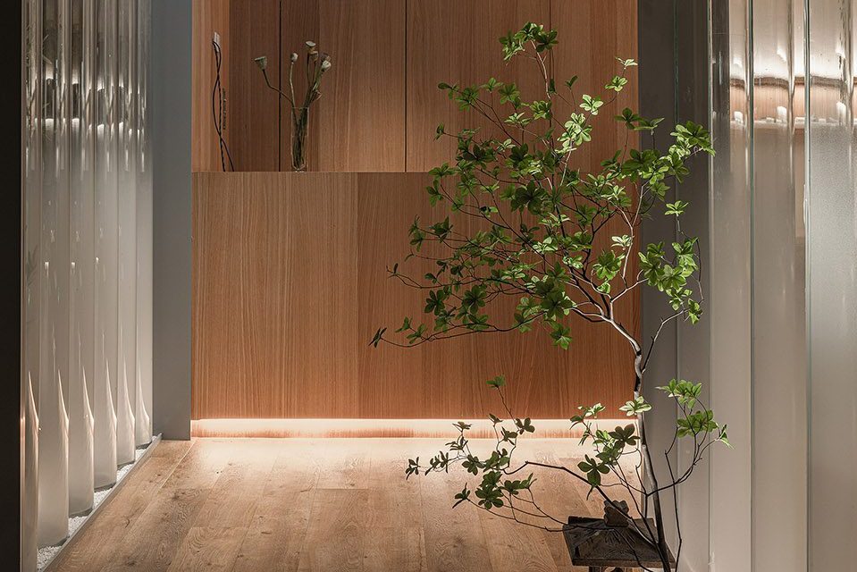 日式原木風(fēng)中餐廳木飾面前臺背景墻裝修圖