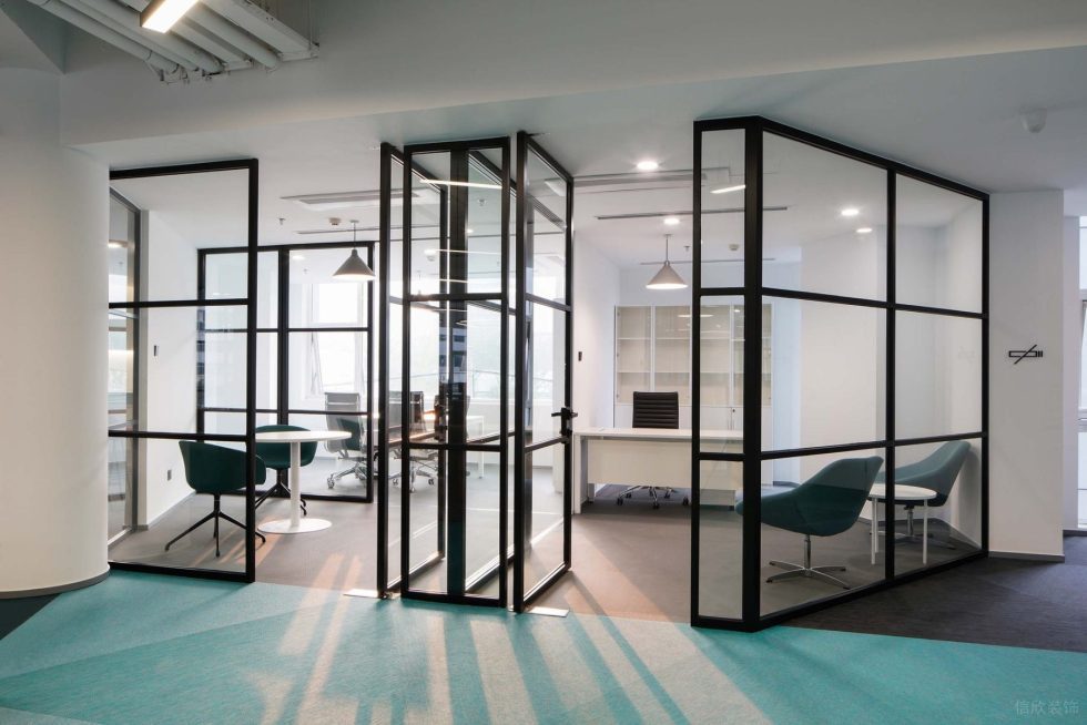深青色現(xiàn)代風辦公室裝修設(shè)計黑色鋁合金玻璃隔斷