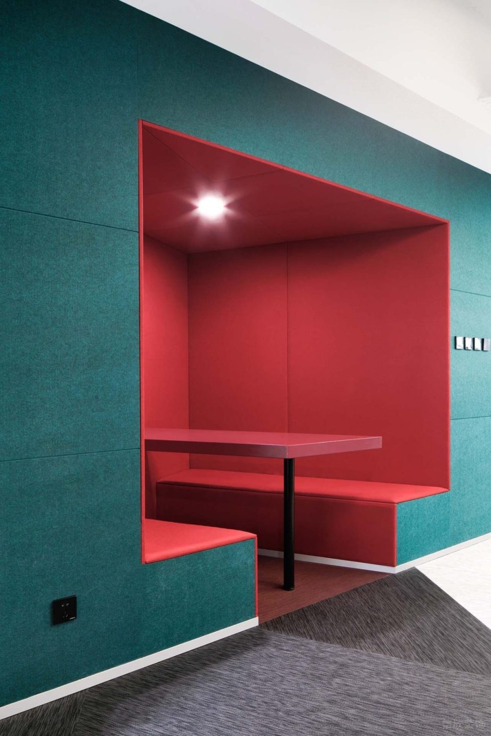 深青色現(xiàn)代風辦公室裝修設(shè)計青紅色洽談卡座