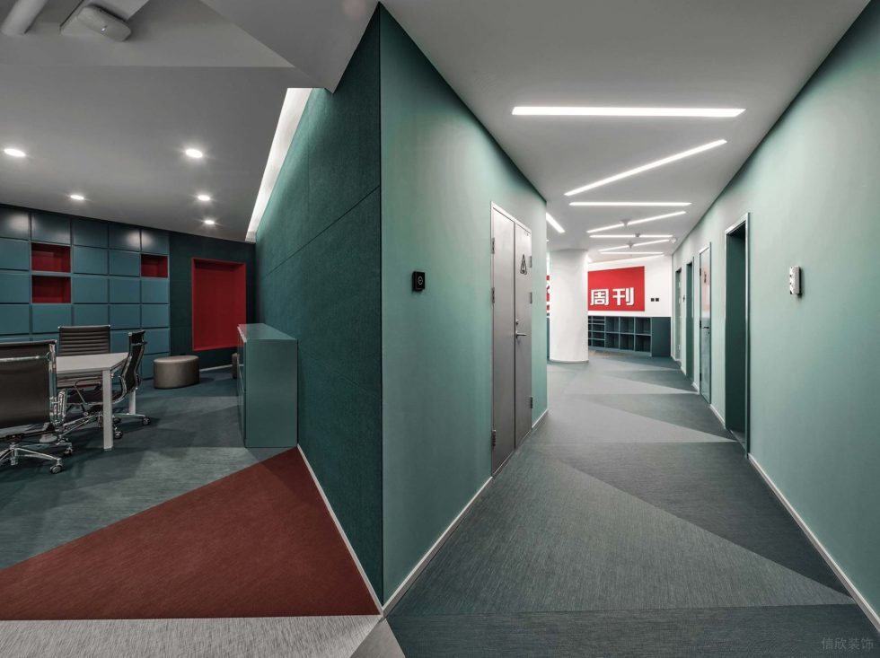 深青色現(xiàn)代風辦公室裝修設(shè)計深青色過道