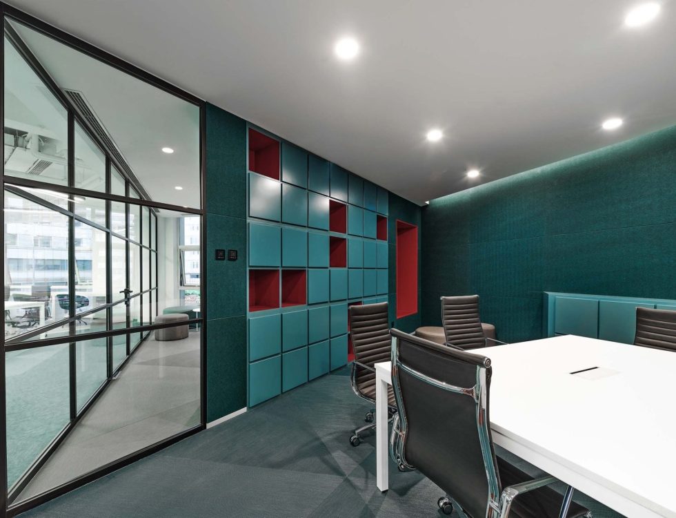 深青色現(xiàn)代風辦公室裝修設(shè)計深青色會議室