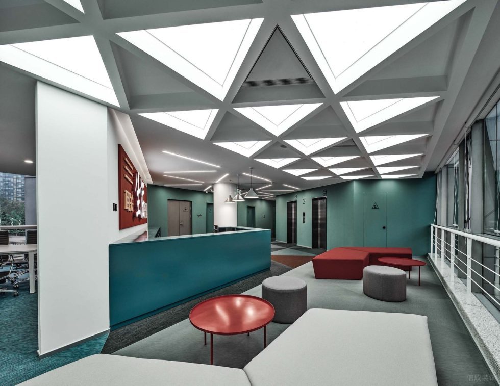 深青色現(xiàn)代風辦公室裝修設(shè)計深青色前廳