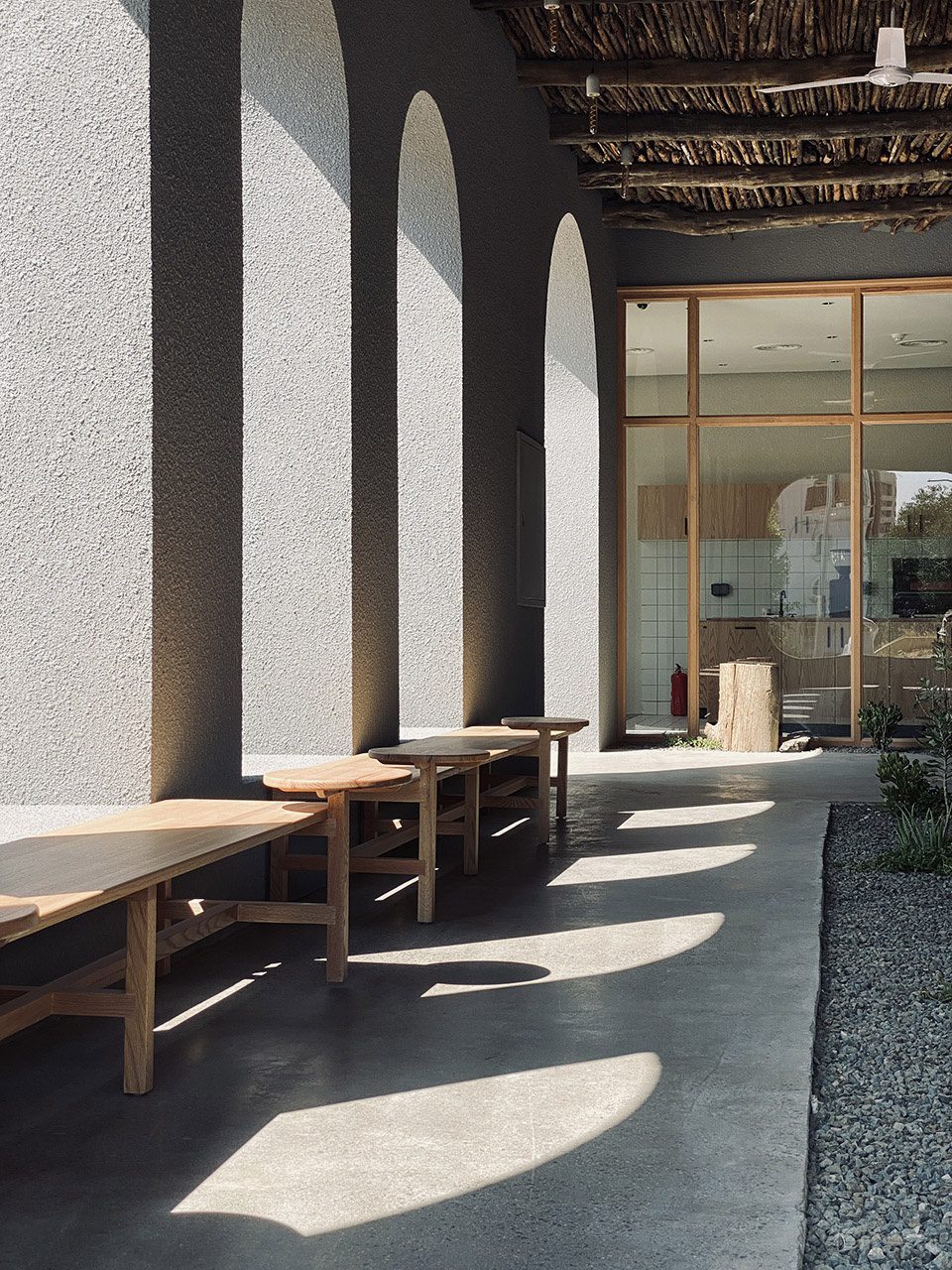 舒適自然感咖啡店暖陽氛圍散客區(qū)設(shè)計(jì)效果圖