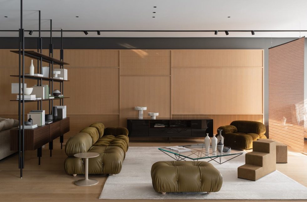 沙頭角現(xiàn)代簡(jiǎn)約風(fēng)展廳裝修案例 軍綠色沙發(fā)木質(zhì)背景墻