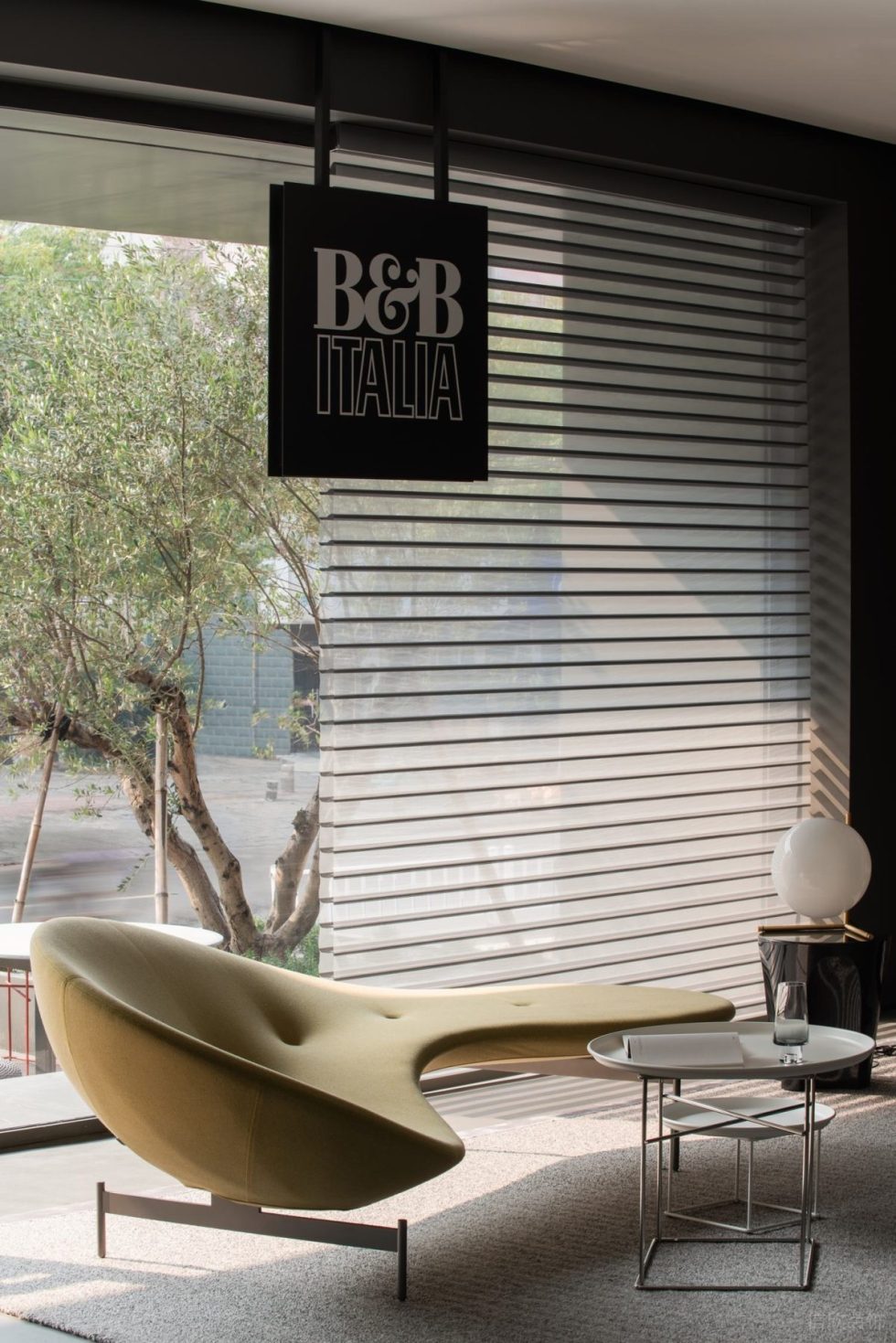 沙頭角現(xiàn)代簡約風(fēng)展廳裝修案例 淺黃色造型座椅百葉窗簾